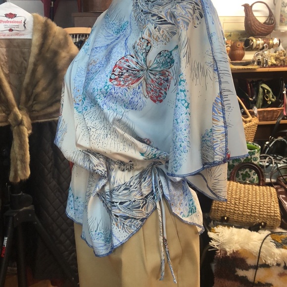 Vintage 1970’s/80’s - silky, butterfly print top - ties at sides - blousy style - Picture 2 of 7